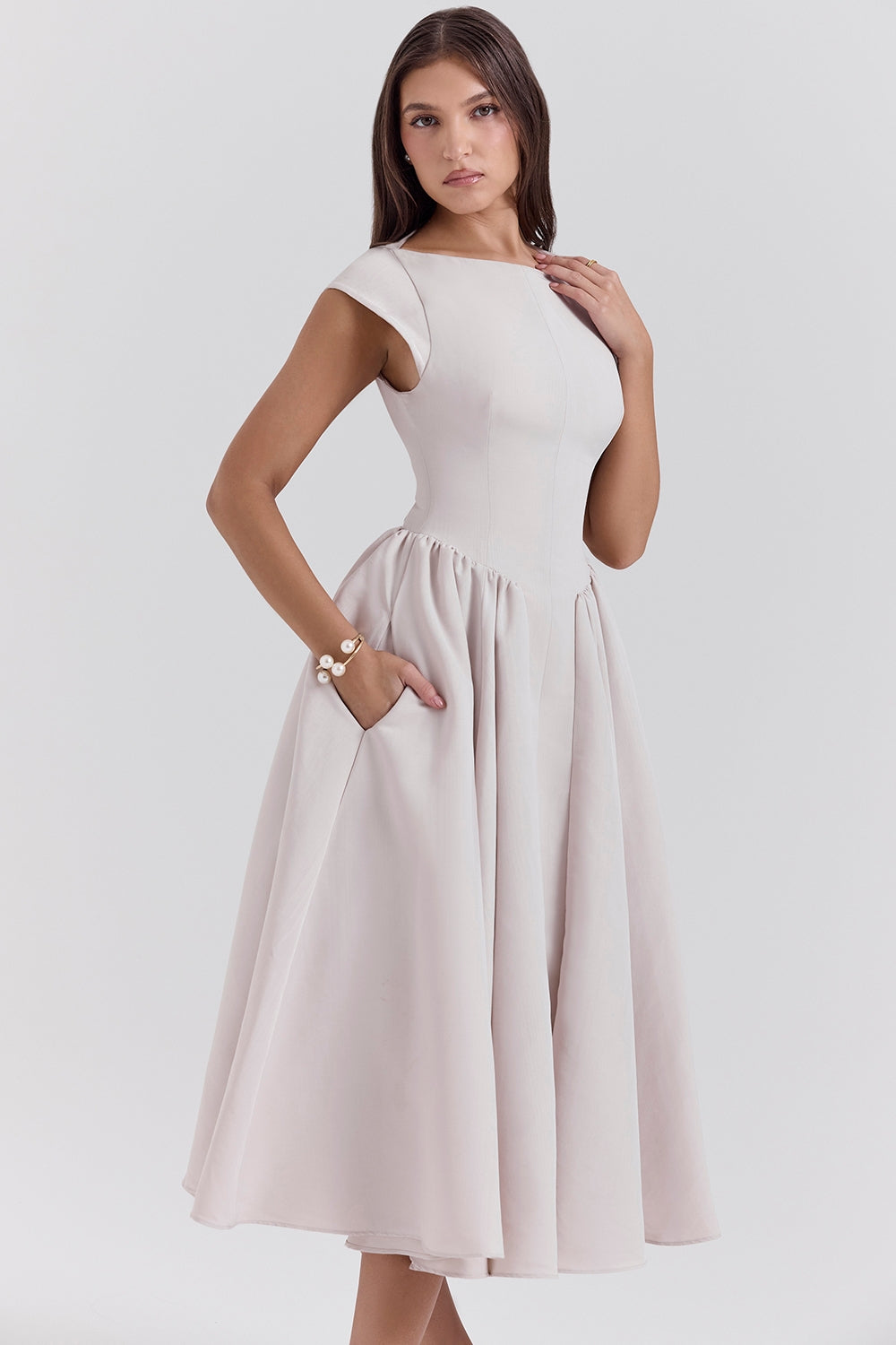 LUMI – BACKLESS DROPPED SHOULDER DRESS