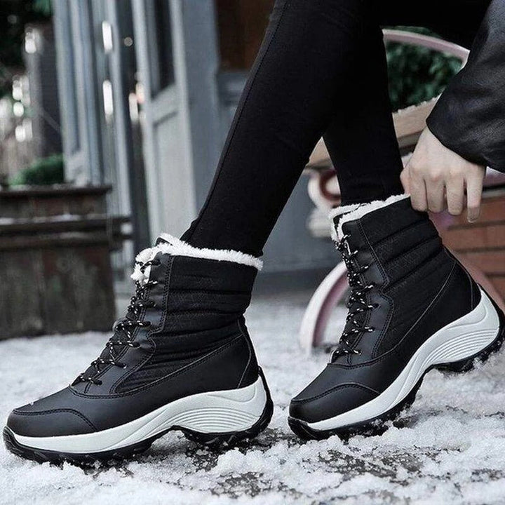 Women's Fur Lined Lace Up Snow Boots – Black